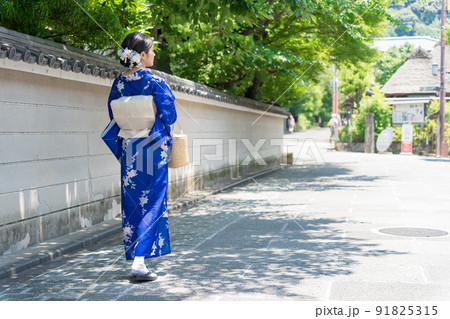 京都の街を歩く 着物の女性の後ろ姿 京都の街を歩く 着物の女性の後ろ姿 91825315