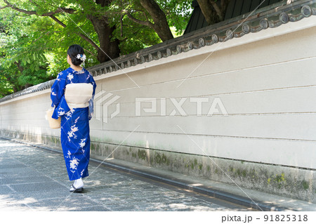 京都の街を歩く 着物の女性の後ろ姿 91825318