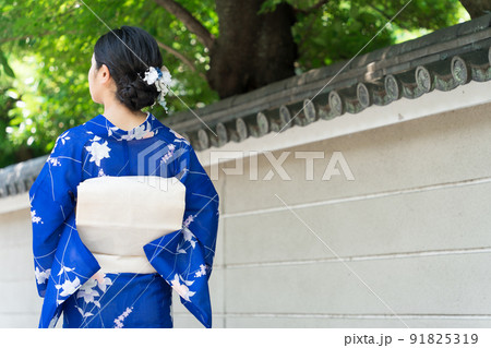 京都の街を歩く 着物の女性の後ろ姿 91825319