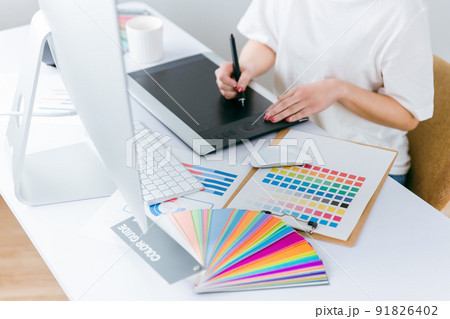 ペンタブで絵を描く女性（イラストレーター・画家） 91826402