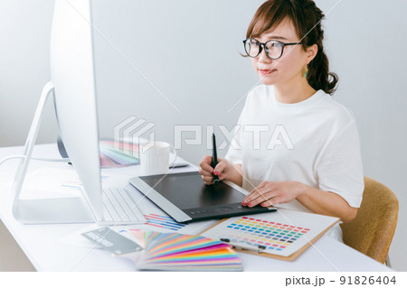 ペンタブレットで絵を描く日本人女性（画家・絵描き・デジタルアート） 91826404