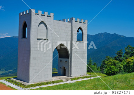 ベルピール自然公園のリュバンベールの鐘と後山 岡山県美作市 ベルピール自然公園のリュバンベールの鐘と後山 岡山県美作市 91827175