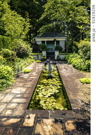 静岡県浜松市の浜名湖湖畔にある浜名湖ガーデンパークのイタリアローマ風の庭園 91828206