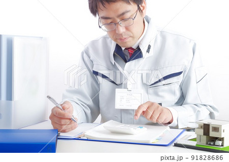 住宅を設計する男性設計士 91828686