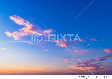 青空の中で夕日に照らされ染まる雲　b-2 高彩度コントラスト 91829143