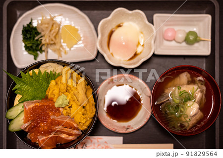 海峡サーモンうに丼（青森県） 91829564