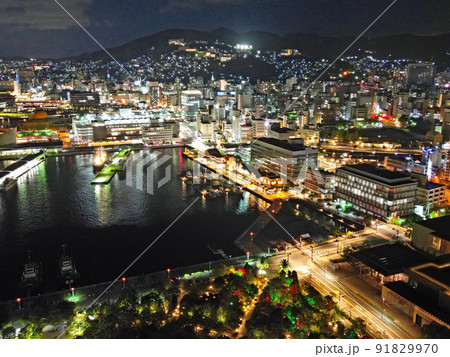 長崎市の水辺の森公園の浜辺から夜景空撮 91829970