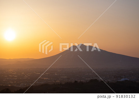 志賀坊森林公園から岩木山に沈む夕日(青森県平川市) 志賀坊森林公園から岩木山に沈む夕日(青森県平川市) 91830132