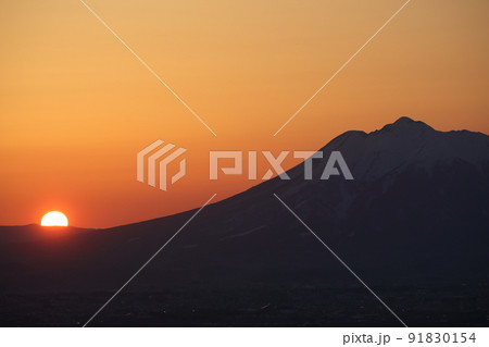 志賀坊森林公園から観る岩木山に沈む夕日（青森県平川市） 91830154