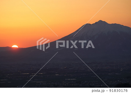 志賀坊森林公園から観る岩木山に沈む夕日（青森県平川市） 91830176