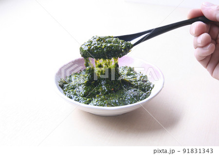 ねばねば海藻アカモク　持ち上げ 91831343