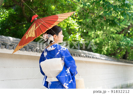 和傘を差して京都の街を歩く着物の女性の後ろ姿の写真素材 [91832212] - PIXTA