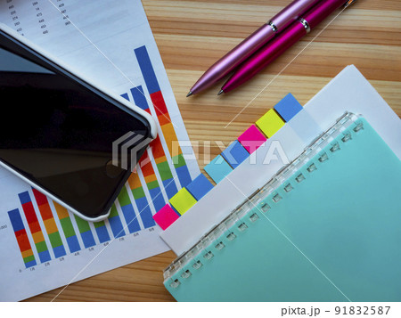 グラフ、書類、手帳、スマホのビジネスイメージ (女性) 91832587
