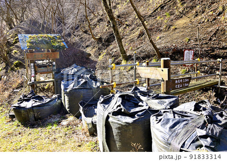 丹沢の土山峠 辺室山への登山口 丹沢の土山峠 辺室山への登山口 91833314