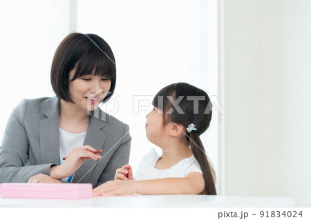 学習塾で学ぶ小学生の女の子 学習塾で学ぶ小学生の女の子 91834024