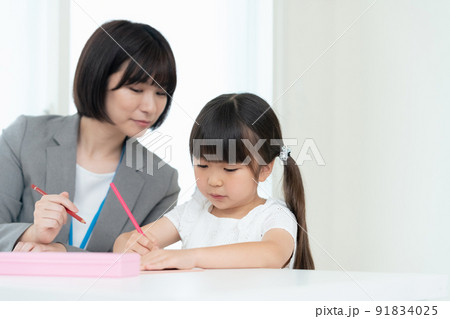 学習塾で学ぶ小学生の女の子 学習塾で学ぶ小学生の女の子 91834025