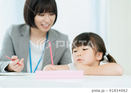 学習塾で学ぶ小学生の女の子 学習塾で学ぶ小学生の女の子 91834062