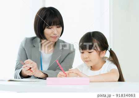 学習塾で学ぶ小学生の女の子 学習塾で学ぶ小学生の女の子 91834063
