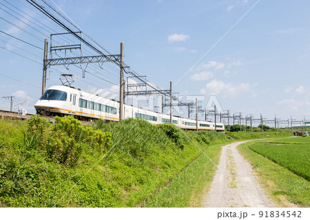 【近鉄名古屋線】名古屋方面へ駆け抜ける特急列車 【近鉄名古屋線】名古屋方面へ駆け抜ける特急列車 91834542