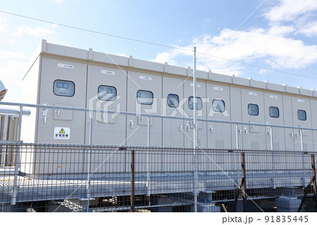 屋外に設置された商業施設の変電設備 91835445