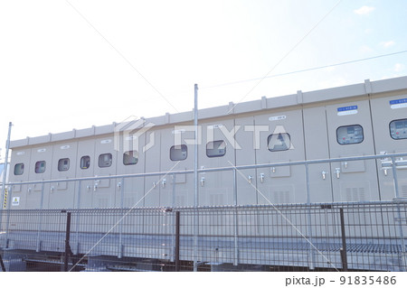 屋外に設置された商業施設の変電設備 91835486