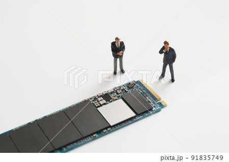 半導体不足で困るビジネスマン 91835749