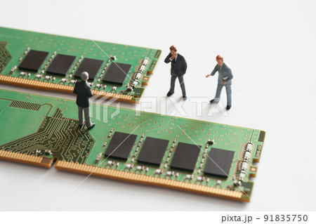 半導体不足で困るビジネスマン 91835750