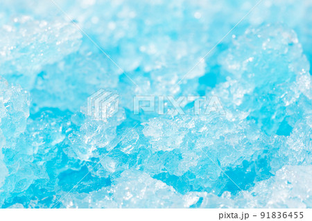 青いシロップをかけたかき氷 青いシロップをかけたかき氷 91836455