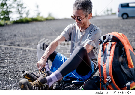 登山の準備をする男性　トレッキング 91836537