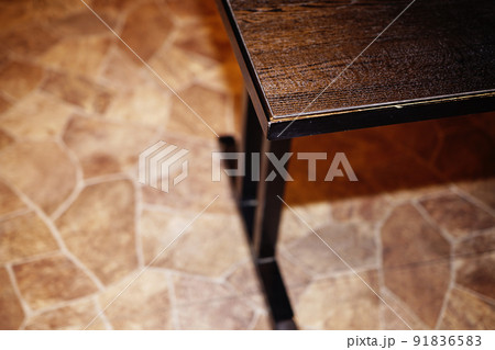 飲食店によくあるテーブルの角　ぶつけたら痛そう 91836583