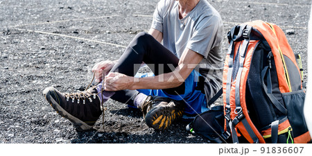 登山の準備をする男性 91836607
