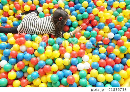 ボールプールで遊ぶ子供　山形県東根市にあるまなびあテラスにて撮影 91836753