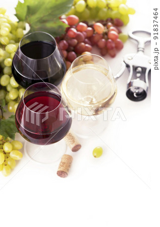 glasses of wine and ripe grapes isolated on white 91837464