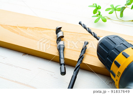 ドリルで木材に穴を開ける ドリルで木材に穴を開ける 91837649
