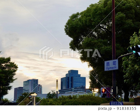 扇町交差点から夕暮れの扇町公園を臨む風景 大阪市北区 扇町交差点から夕暮れの扇町公園を臨む風景 大阪市北区 91838355