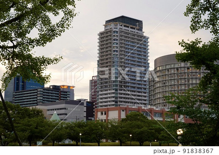 扇町公園から夕空をバックにした高層ビルを臨む風景　大阪市北区 91838367