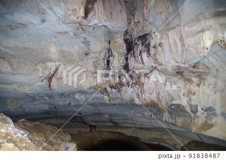 マレーシア　ボルネオ島　サラワク州バウのウィンド洞窟 91838487