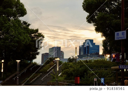 扇町交差点から夕暮れの扇町公園を臨む風景 大阪市北区 扇町交差点から夕暮れの扇町公園を臨む風景 大阪市北区 91838561