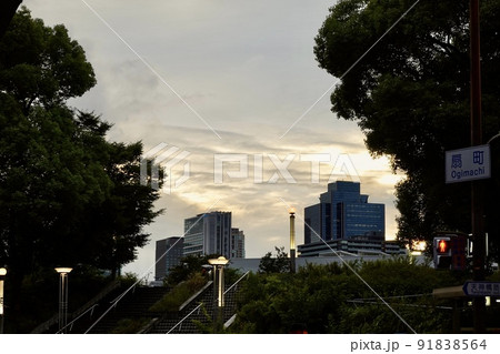 扇町交差点から夕暮れの扇町公園を臨む風景 大阪市北区 扇町交差点から夕暮れの扇町公園を臨む風景 大阪市北区 91838564