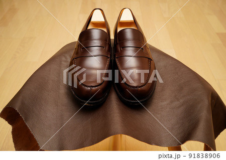 スツール上に置いたシンプルなダークブラウン色のコインローファー スツール上に置いたシンプルなダークブラウン色のコインローファー 91838906