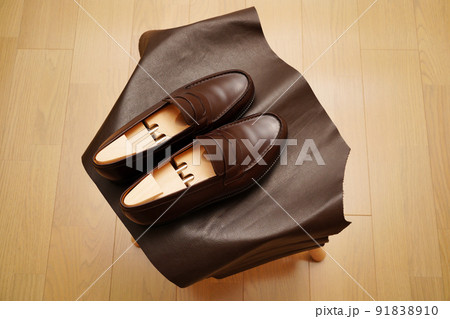 スツール上に置いたシンプルなダークブラウン色のコインローファー スツール上に置いたシンプルなダークブラウン色のコインローファー 91838910