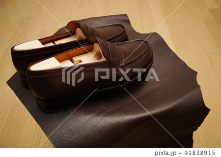 スツール上に置いたシンプルなダークブラウン色のコインローファー スツール上に置いたシンプルなダークブラウン色のコインローファー 91838915