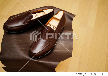 スツール上に置いたシンプルなダークブラウン色のコインローファー スツール上に置いたシンプルなダークブラウン色のコインローファー 91838919