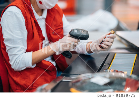 A woman reads the barcode at checkout machine in supermarket 91839775