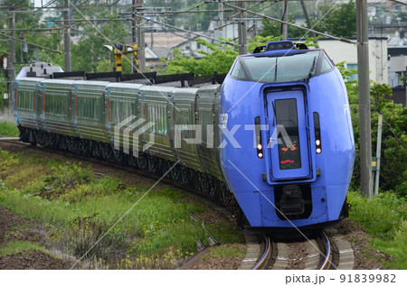 中間に先頭車を挟まない綺麗な283系8両編成の特急「スーパーおおぞら」 91839982
