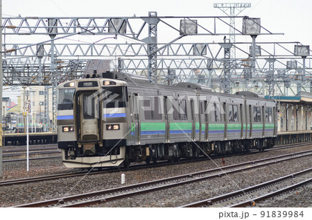 苗穂運転所で待機中の同形式と顔を合わせたキハ201系 91839984