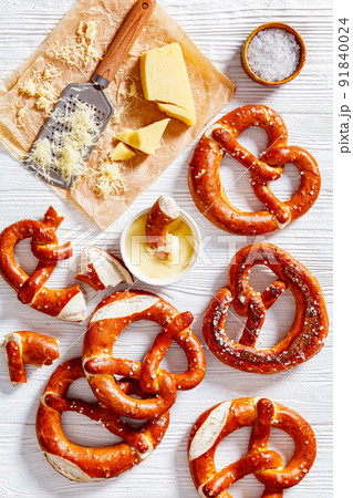 pretzels in the form of knot with cheese sauce 91840024