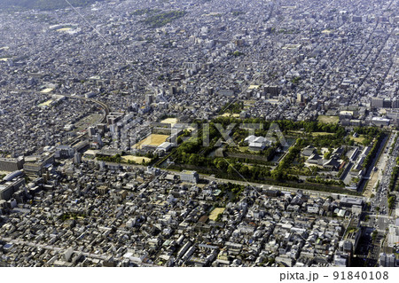 京都の二条城付近を南側から空撮 91840108