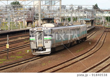 車体側面に飾り帯のないほか側面窓下の膨らみがない735系電車 91840538