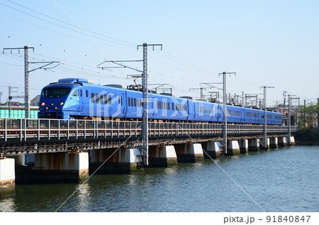 883系1次車独特の5箇所ライトを点灯させて多々良川橋梁を渡る特急「ソニック」 91840847